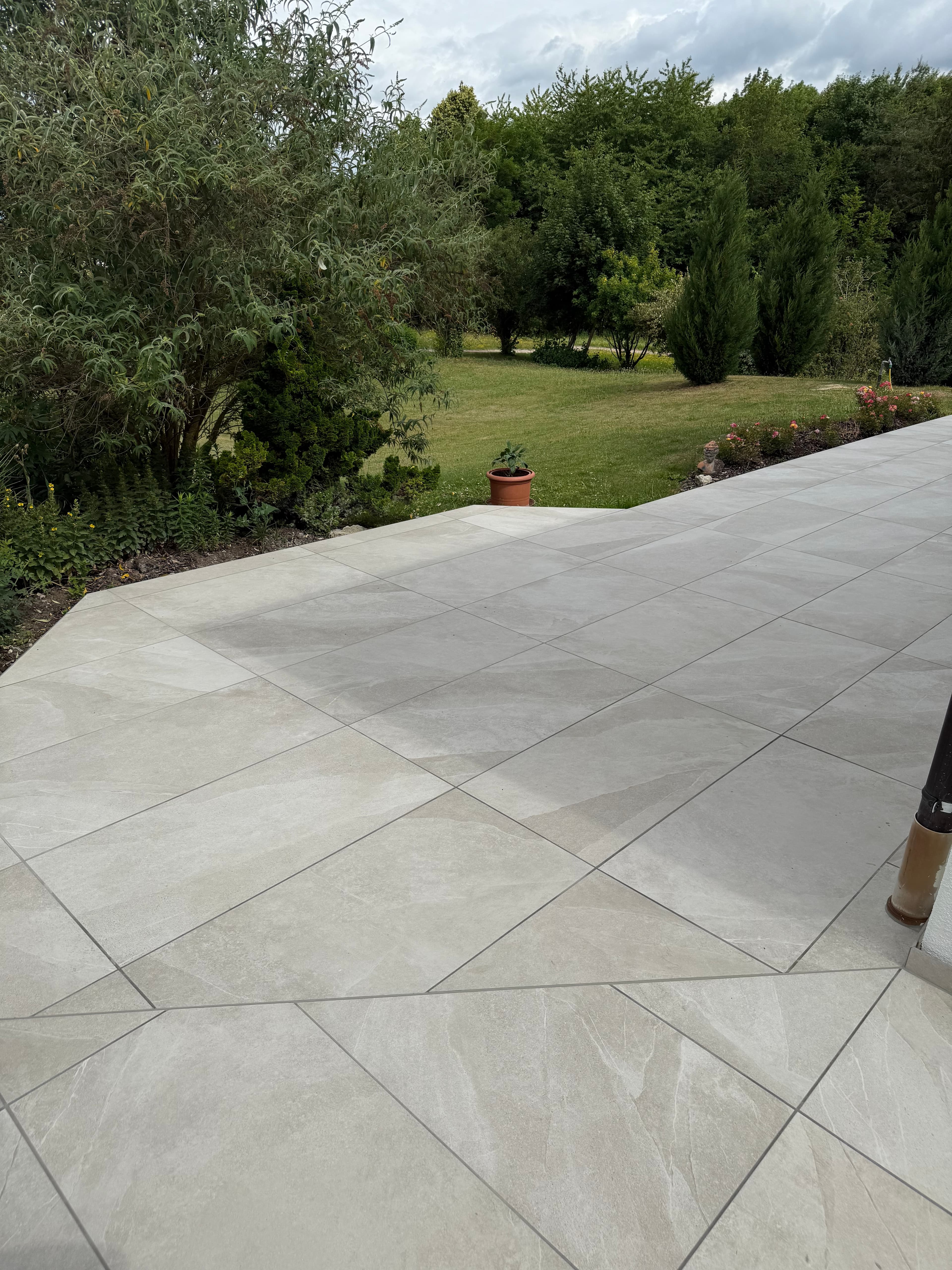 Terrassenbelag mit großformatigen Platten